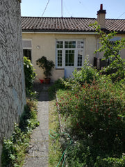 Maisonnette mitoyenne simple et fraîche meublée modestement de "récup"colorée.Qu  Maisonnette fleurie Bordeaux Entire home vacation rental 19312650
