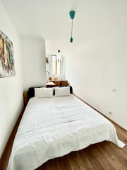 Jolie chambre dans notre appartement situé dans l'hyper centre calme, literie tr Bordeaux, France Grande Chambre King size bed, grand théâtre Private room in rental unit vacation rental 34805679