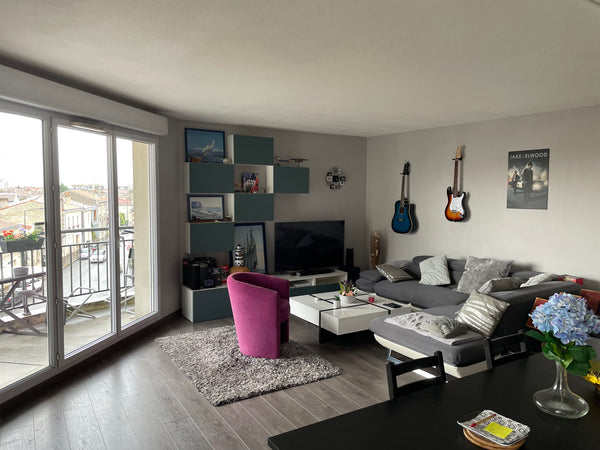 2 chambres avec 2 grands lits, 1 SDB+WC séparé, WIFI, cuisine toute équipée avec Bordeaux, France Super T3. 75m2. Parking gratuit, Balcons/bordeaux Entire condo vacation rental 736226611767656159