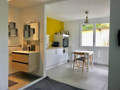 Studio de 23m2 très calme situé au fond du jardin. Vous disposez d'une vraie cui Pessac, France Charmant studio chez l'habitant Entire guesthouse vacation rental 39480929