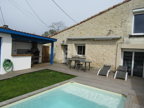 Jolie maison ( ancienne ferme rénovée ) située à 15 mins en voiture du centre vi Saint-Christophe-de-Double, France Maison avec piscine à 15 minutes de Bordeaux Entire home vacation rental 24323023