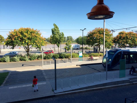 Cet appartement se trouve face à la Garonne au 1er étage sans ascenseur. Les deu Bordeaux, France T3 avec vue sur la Garonne Entire rental unit vacation rental 7707167