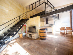 Cette maison traditionnelle Bordelaise (échoppe) se distingue par son emplacemen Bordeaux, France Bordeaux centre : Loft ravissant avec jardin. Entire loft vacation rental 672980102606031094