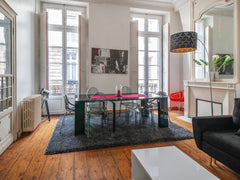 Charming 2 bedroom apartment with Patio, quiet and bright located in the Golden  Bordeaux, France Charming 2 bedroom apartment with Patio located Entire rental unit vacation rental 33545535