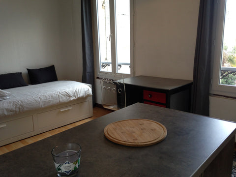 Studio situé au 1er étage côté jardin d'une petite résidence de 4 logements dans  Studio au cœur de la cité bordelaise Entire rental unit vacation rental 33130974