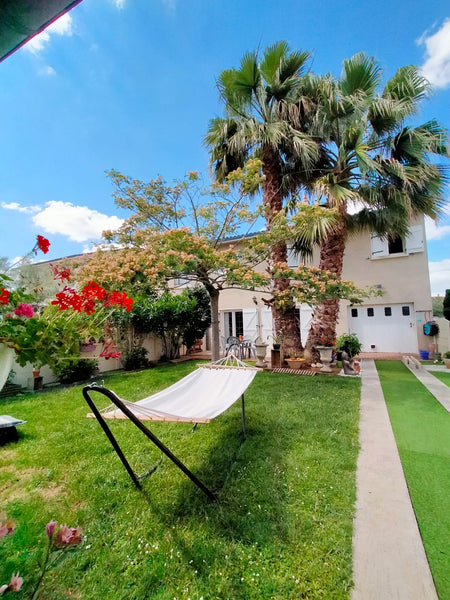 Very close to the center of Bordeaux, enjoy a comfortable room upstairs in a lar Le Bouscat, France Chambre à 10min de Bordeaux centre Private room in townhouse vacation rental 50719699