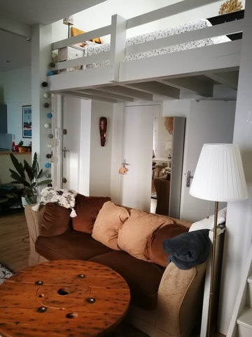 Charmant appartement avec mezzanine dans une échoppe, situé dans le quartier des Bordeaux, France Appartement charmant dans échoppe - Chartrons Entire rental unit vacation rental 36270272