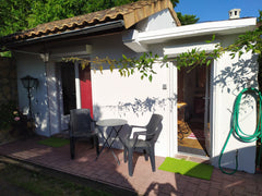 Le studio pour une personne seulement est accessible depuis le jardin de la prop Mérignac, France Studio indépendant de 25 m2. Entire townhouse vacation rental 8321433