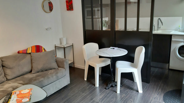 Close to the public garden this taupe and mauve coloured apartment will provide  Bordeaux, France Apartment-de la Course 2 -Ensuite with Shower Entire rental unit vacation rental 845807