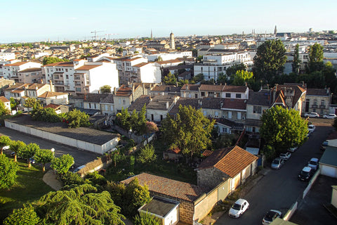 Situé dans une résidence sécurisée, au cœur d'un parc arboré, des places de park Bordeaux, France Appartement avec vue imprenable sur la ville Entire condo vacation rental 35509860