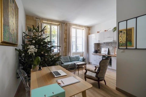 Charmant deux pièces dans une rue très calme. Mur en pierre, cuisine ouverte. Re Paris, France Joli T2 à Bordeaux, quartier Saint Michel Entire rental unit vacation rental 36648751