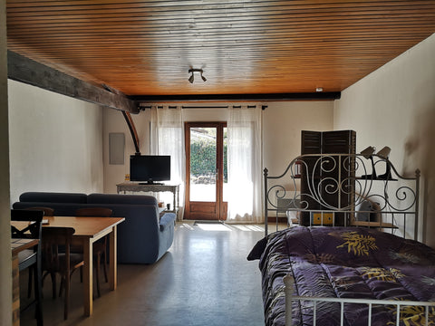 Grand studio de 43m2, très bien équipé, lumineux, au calme, avec place de parkin  Grand studio  proche Bordeaux, Médoc et océan Entire home vacation rental 48971427