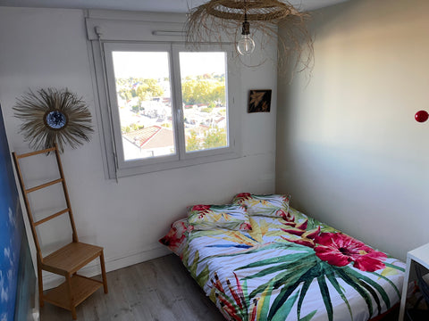 Situé a 100 m de l arret tram ligne À Arret palmer commodités /proximité commerc Cenon, France chambre privée avec bureau  wifi /t4 Private room in loft vacation rental 9746769