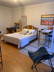 Studio de 33m2 au rez-de-chaussé à Pessac. Il est très lumineux et surtout spaci La Teste-de-Buch, France Studio à 2kms du tram B Entire rental unit vacation rental 44309257