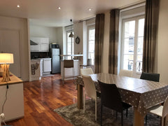 En haut du cours de l’Intendance, à 3mn à pied du Grand Théâtre et de la Place P Marmande, France Charmant T2 spacieux sur le Cours de l'Intendance Entire loft vacation rental 23768980