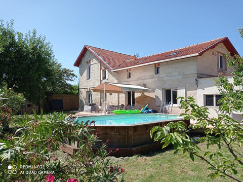 Notre spacieuse maison en pierre bordelaise est idéalement située aux portes de   Villa familiale avec piscine à Bordeaux Arena Entire villa vacation rental 49697922