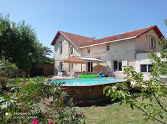 Notre spacieuse maison en pierre bordelaise est idéalement située aux portes de   Villa familiale avec piscine à Bordeaux Arena Entire villa vacation rental 49697922