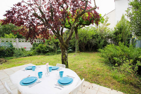 Room of 12m², fully furnished. It has a double bed (140x190) accompanied by a be  Beautiful bright room - 12m² - BO7 Private room in rental unit vacation rental 625641529681783424