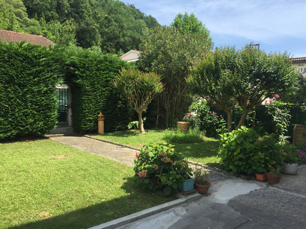 Nous louons notre maison de 90m2 très agréable situé au bas de Floirac, à côté d Bordeaux, France Maisonnette avec jardin entre centre-ville & forêt Entire home vacation rental 19093738