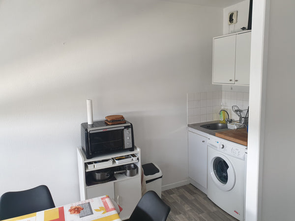 Studio de 36m² au 6ème étage. Entrée en couloir, une grande pièce de vie et sall  Grand studio de 36m² équipé à Talence Entire rental unit vacation rental 596162988096266845