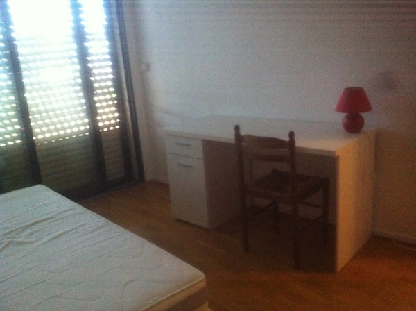 DANS 1 T5 GRAND STANDING, UNE GRANDE CHAMBRE MEUBLÉE FERMANT À CLEF EN COLOCATIO  PROX. CTRE BORDEAUX, RÉS. IPHIGÉNIE Private room in rental unit vacation rental 10247367