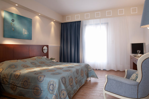 Convenience, chic décor, spaciousness in 30 square meters. The spacious bathroom  Grande Room Room in bed and breakfast vacation rental 11220870