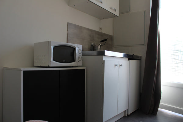 Studio de 15m2 environ comprenant le linge de maison (draps + serviettes). L’acc Talence, France #3 studio Talence avec Parking / accès autonome Entire rental unit vacation rental 45196479