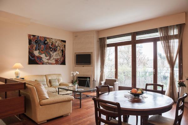 Maison lumineuse avec grandes baies vitrées dans le salon donnant sur le jardin  Bordeaux, France Maison pierrre, piscine chauffée centre bordeaux Entire townhouse vacation rental 8951509