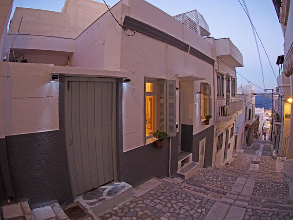The Handmade House . Το όνομα του είναι και η περιγραφή του . Είναι ένα κλασικό  Ermoupoli, Greece The Handmade House Cycladic home vacation rental 25862404