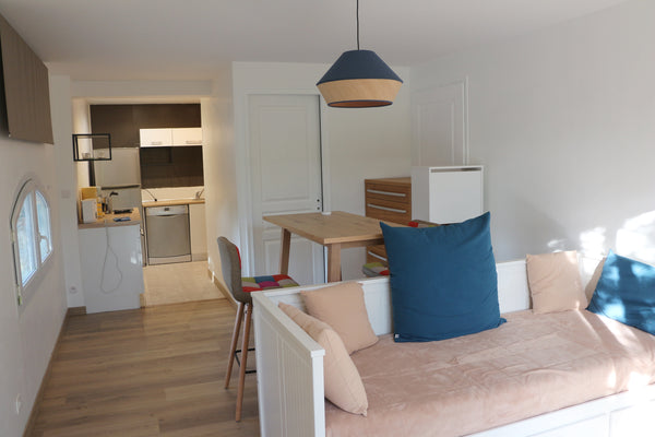 Studio complétement rénové avec espace extérieur et accés piscine. Proche des tr Pessac, France Studio 27m² à Pessac Entire guesthouse vacation rental 34311843