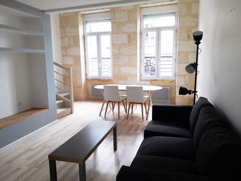 Central, à quelques pas du tram et du bus, avec  accès direct gare et aéroport.  Bordeaux, France Appartement en pierre dans Bordeaux avec parking Entire rental unit vacation rental 648514106467920823