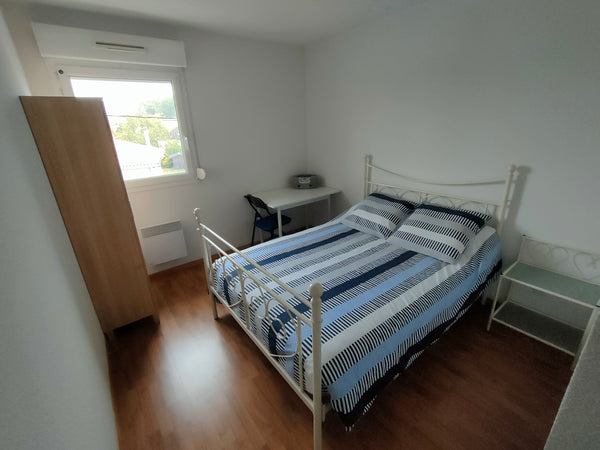 Ce logement est situé à 300m de la gare de la Gorp emmenant à la Gare St Jean (c Ambarès-et-Lagrave, France Chambre particulière dans un appartement. Private room in condo vacation rental 735195982840178148