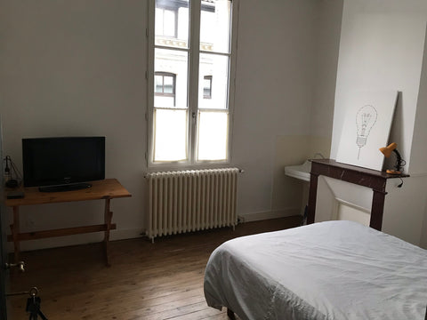 Cette chambre est située à proximité de La place Nansouty et de ses commerces, d Cherbourg-en-Cotentin, France Chambre privée Private room in rental unit vacation rental 42537357