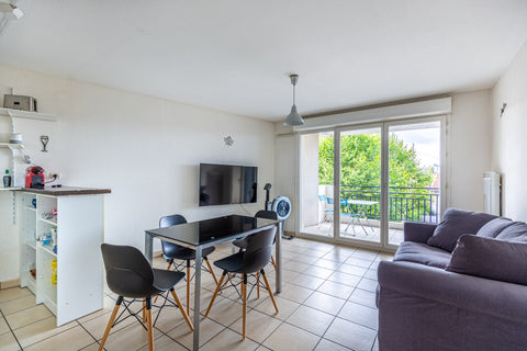 This bright 2-bedroom apartment can accommodate up to 6 people, making it the id  GuestReady - Quiet apartment in Talence Entire rental unit vacation rental 699176074126584492