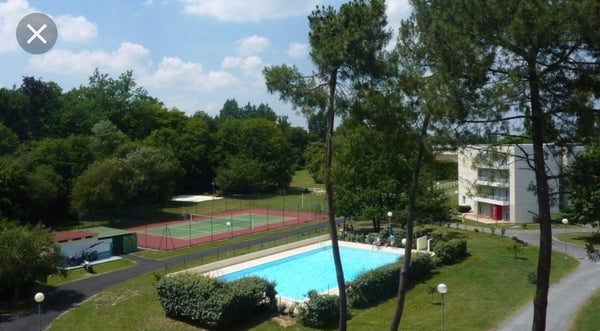 Mérignac, France Très beau studio avec piscine et parking privé Entire condo vacation rental 39823292