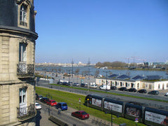 Beautiful and comfortable flat , 50m2 of charm and stylish furnitures. <br />Bea Bordeaux, France Comfy, CHIC  50m2 , with incredible view. Entire rental unit vacation rental 23540008