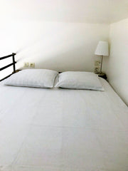 Les bordelais vivent dans des immeubles en pierre et déambulent à pieds ou en vé  Studio au calme dans le quartier Bastide Entire rental unit vacation rental 45683201