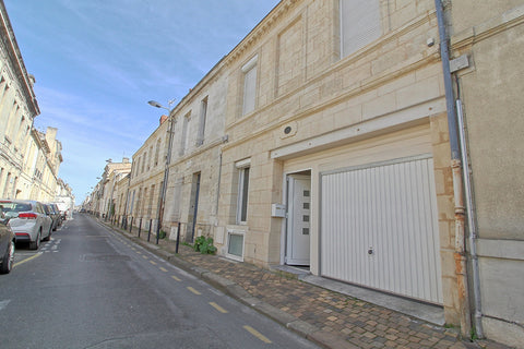 Cette maison de ville en pierre entièrement rénovée avec ses 2 terrasses vous of Bordeaux, France Maison de ville+2 terrasses et garage Bdx Centre Entire townhouse vacation rental 559252451032837948