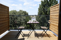 Charming 2 room apartment with terrace overlooking a wooded park. Private and se Bordeaux, France Charmant 2 pièces avec terrasse et parking Entire rental unit vacation rental 3692056