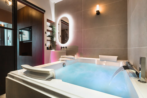 Venez vous décontracter dans ce beau logement situé dans un immeuble en pierre q Bordeaux, France Home Sweet Home avec jacuzzi et parking Entire rental unit vacation rental 51488437