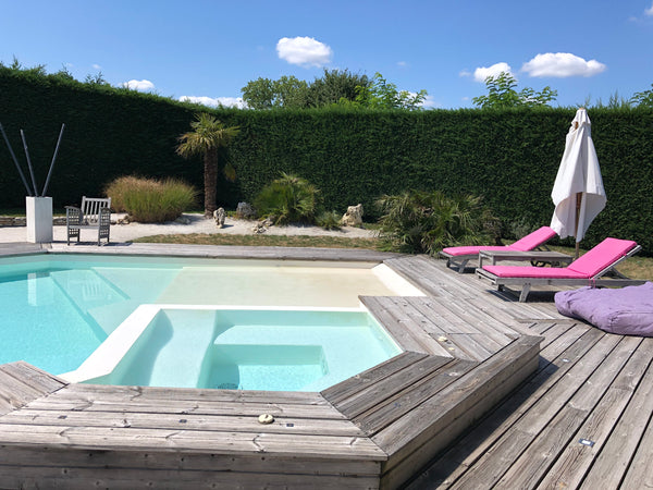 L’appartement de plein pied est adjacent a notre maison , il possède une terrass Eysines, France T2 indpdt dans maison avec piscine près bordeaux Entire rental unit vacation rental 36933518