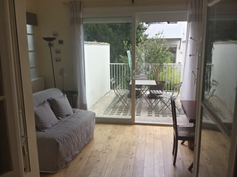 Vaste suite calme et lumineuse située au premier étage dans un grand appartement Bordeaux, France suite calme  avec salle d ' eau en centre ville Private room in rental unit vacation rental 19449905