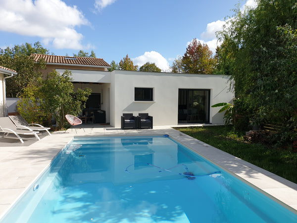 Studio neuf et lumineux 33m2 totalement indépendant de la maison pour 2 à 4 pers Blanquefort, France Studio CHIC et cosy sur piscine et jardin Private room in guest suite vacation rental 39244203