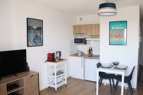 Détendez-vous dans ce logement calme et élégant, face à un parc et permettant de Bordeaux, France Vue sur le fleuve, parking, Tram A, Netflix Entire condo vacation rental 706302814764481098