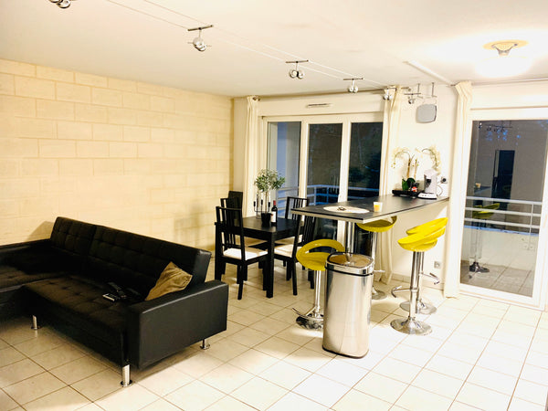 Vous aurez l’impression d’être dépaysés dans une petite résidence au milieu de l Bordeaux, France T3 face à la forêt + piscine et à 30min du bassin Entire condo vacation rental 40371269