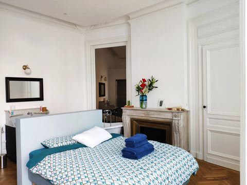 Découvrez Bordeaux avec cet appartement tout juste rénové aux prestations except Bordeaux, France 100m2 central : terrasse, jardin, parking Entire rental unit vacation rental 41574563