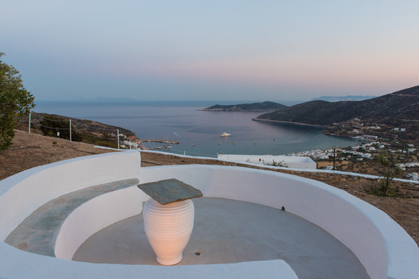Στην απλή και λειτουργική επίπλωση προσθέσαμε έναν ήρεμο φωτισμό, ώστε να συντον Greece Sifnos point: Σίφνος: Οικία Δάφνη Entire rental unit vacation rental 26264618