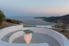 Στην απλή και λειτουργική επίπλωση προσθέσαμε έναν ήρεμο φωτισμό, ώστε να συντον Greece Sifnos point: Σίφνος: Οικία Δάφνη Entire rental unit vacation rental 26264618