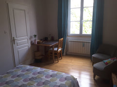 Nous sommes situés dans un petit immeuble proche des berges du Rhône, à 10 minut Lyon, France Chambre indépendante, au calme, en centre ville. Private room in rental unit vacation rental 21550893