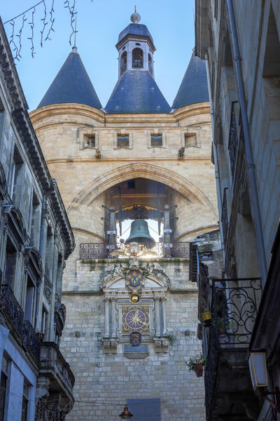 Located in an ancient stone  building, typical of the historic Centre of Bordeau Bordeaux, France Appartement clair avec AIR CONDITION Entire rental unit vacation rental 1926172